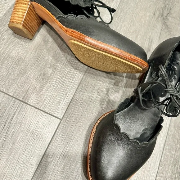 ELF Black Scalloped Leather Handmade in Bali Heels - Picture 3 of 6